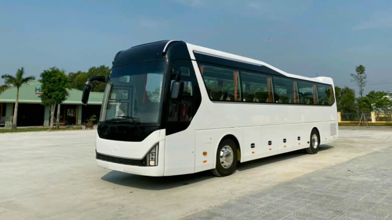 thue-xe-Universe-45-cho-ha-noi.jpg